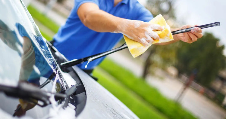 cleaning-windscreen-wipers